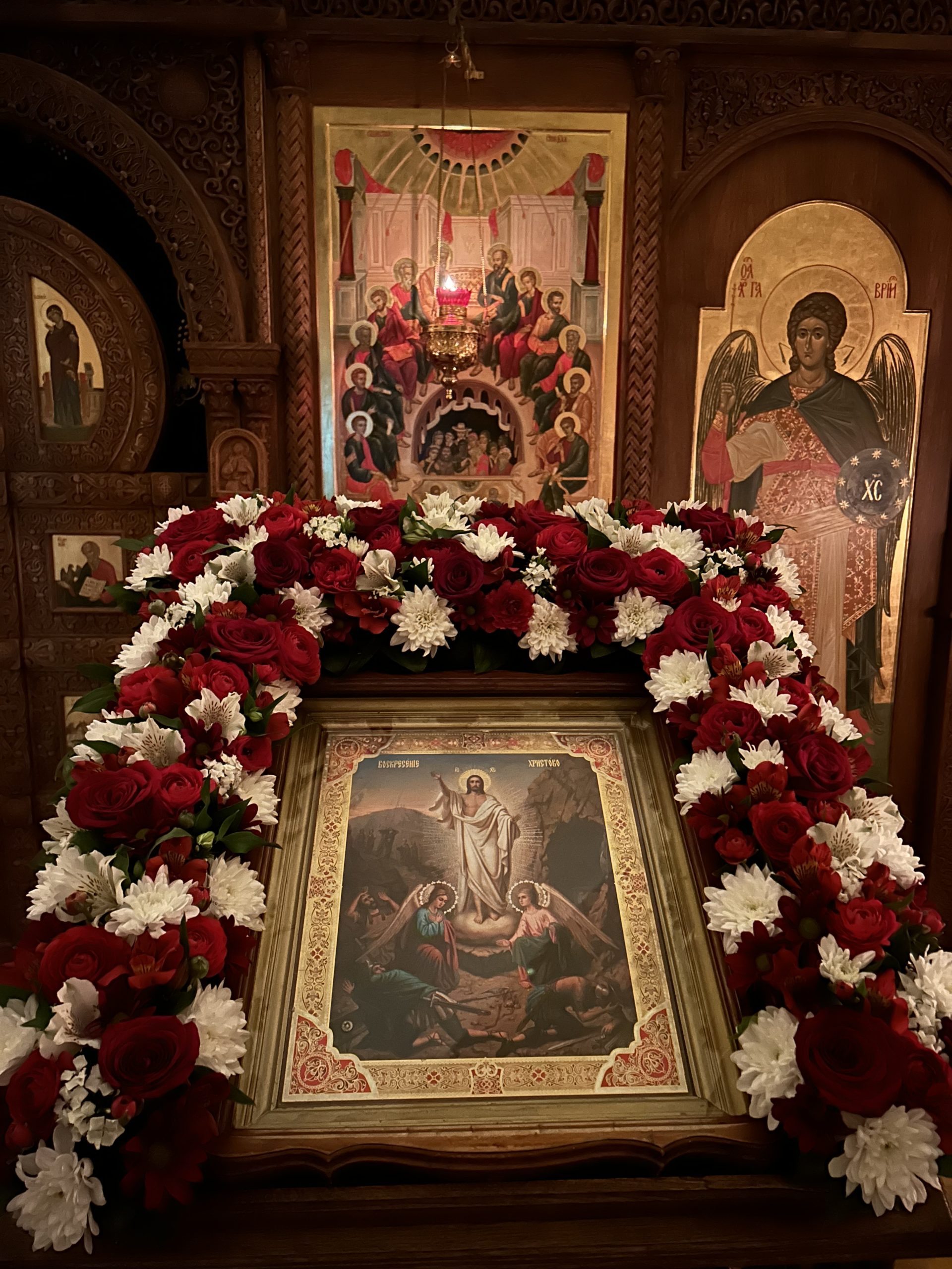  В день Воскресения Христова в храме Святой Живоначальной Троицы прошли пасхальные богослужения