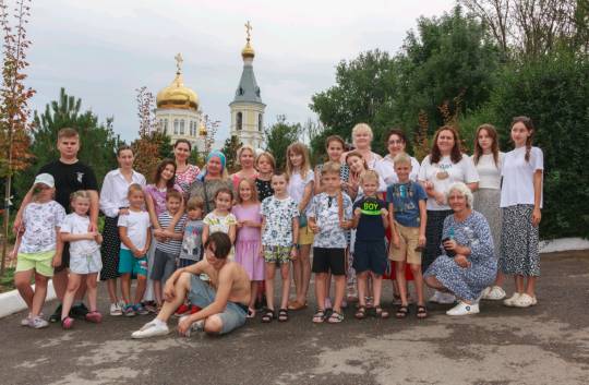 Многодетные семьи Свято-Троицкого храма г. Таганрога посетили подворье Свято-Иверского женского монастыря в селе Петровка