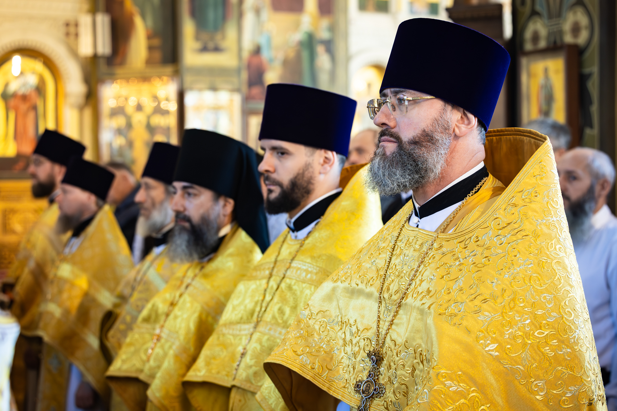 Настоятель Троицкого храма города Таганрога сослужил митрополиту Меркурию в храме Преполовения Пятидесятницы